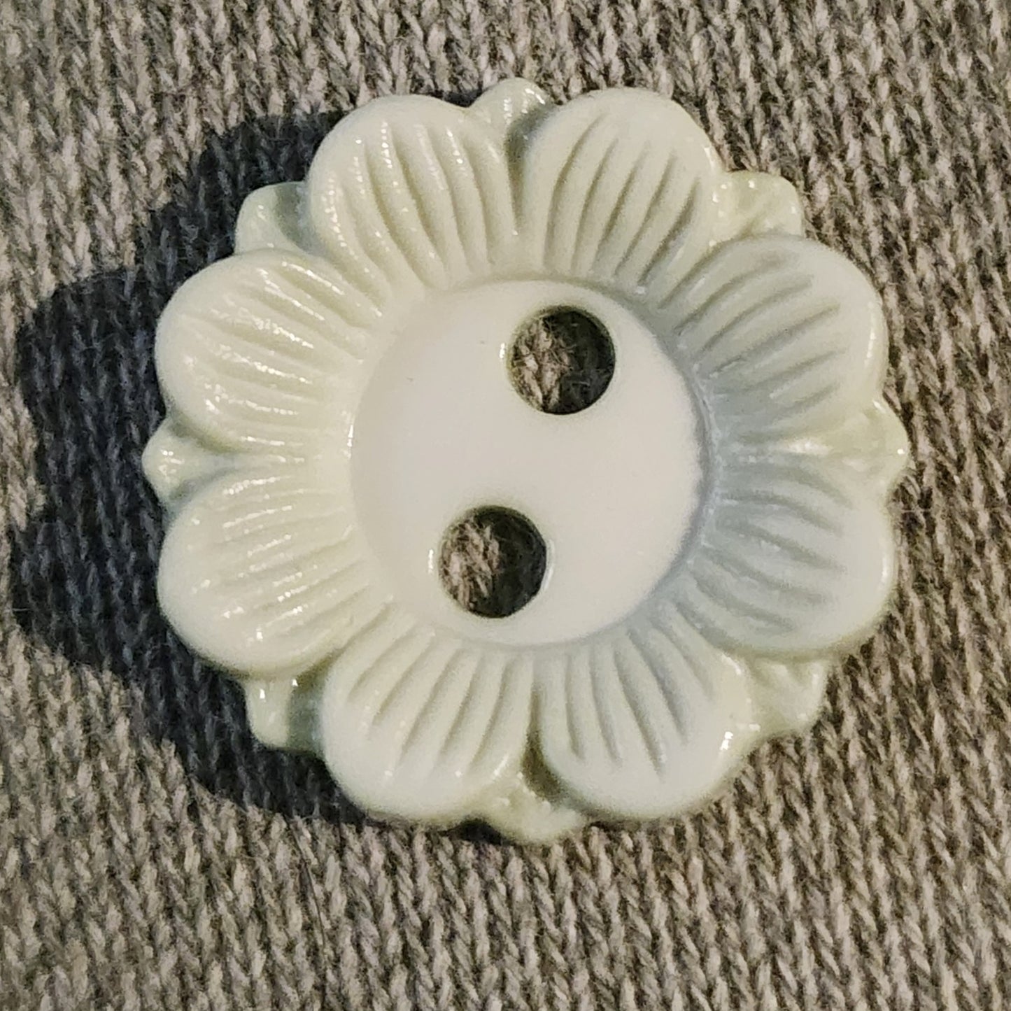 Mint green daisy button 1.7cm