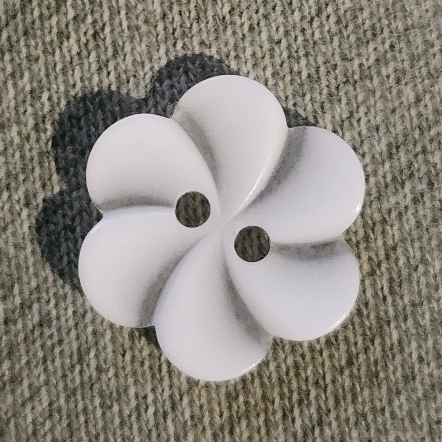 Small white frosted flower button 19mm