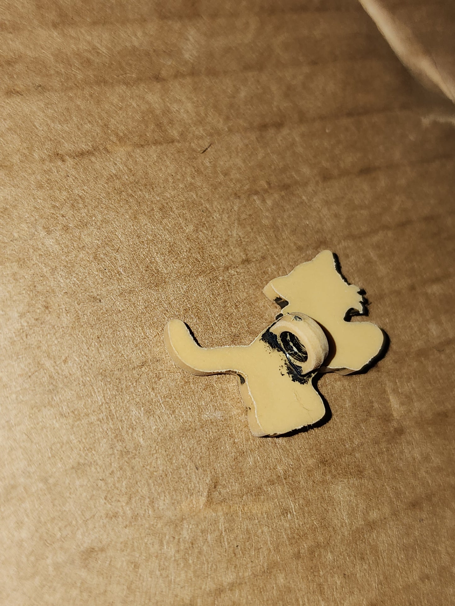 Running cat button 2cm long