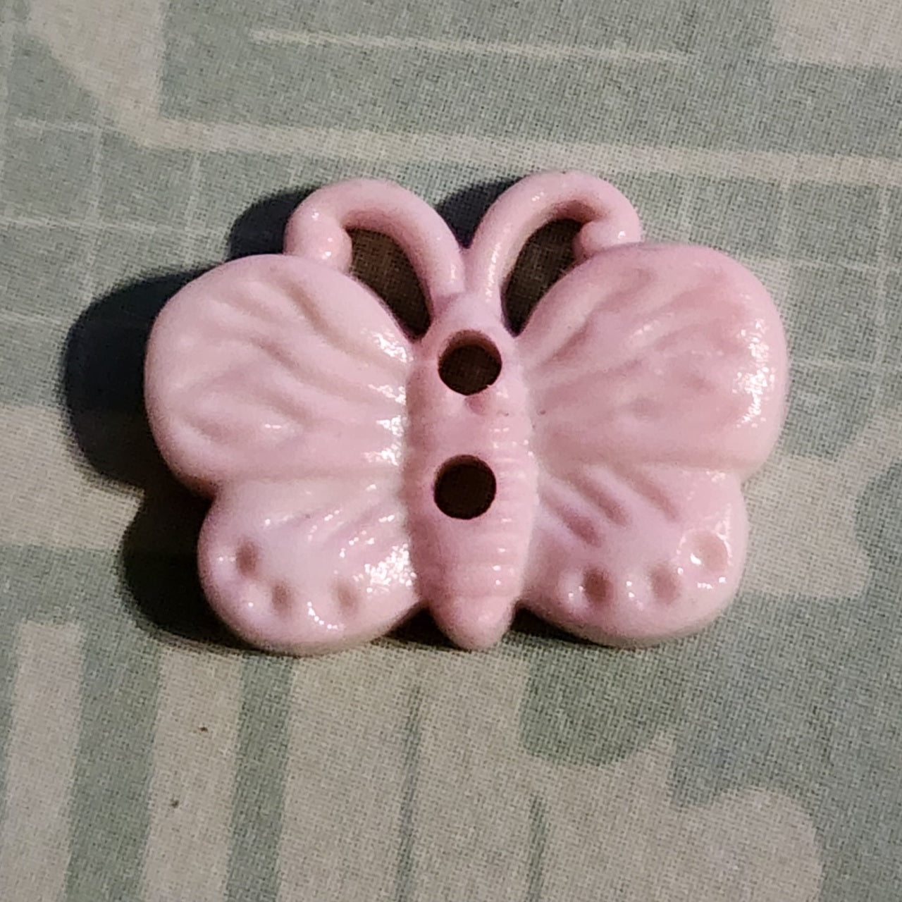 Butterfly button light pink 1.8cm wide