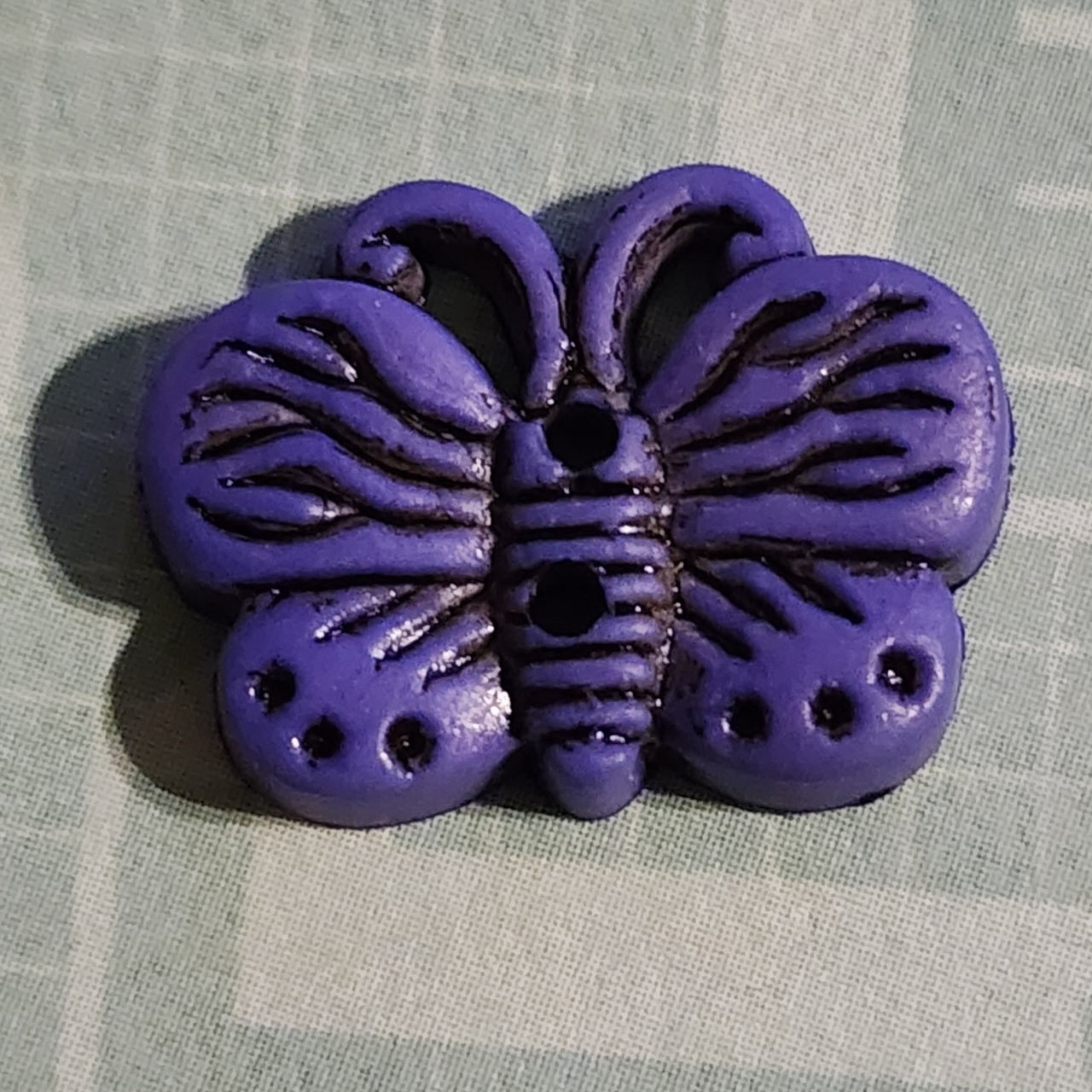 Butterfly button dark purple 1.8cm wide