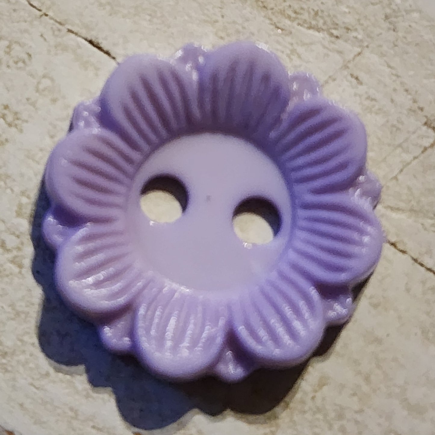 Lavender daisy button 1.7cm