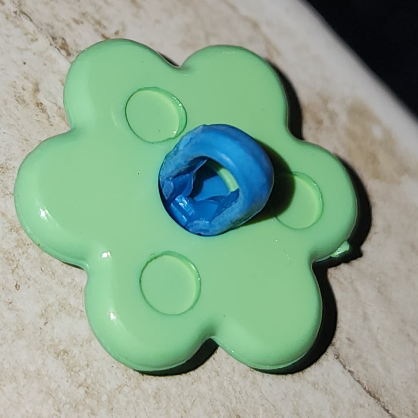 Green smiley flower button 2cm