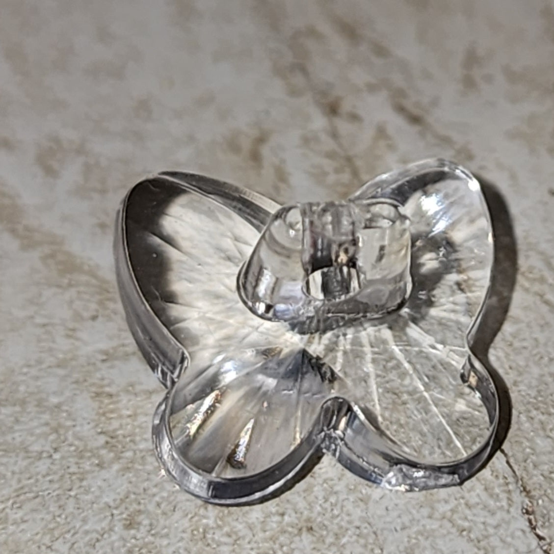 Clear butterfly button 18mm wide