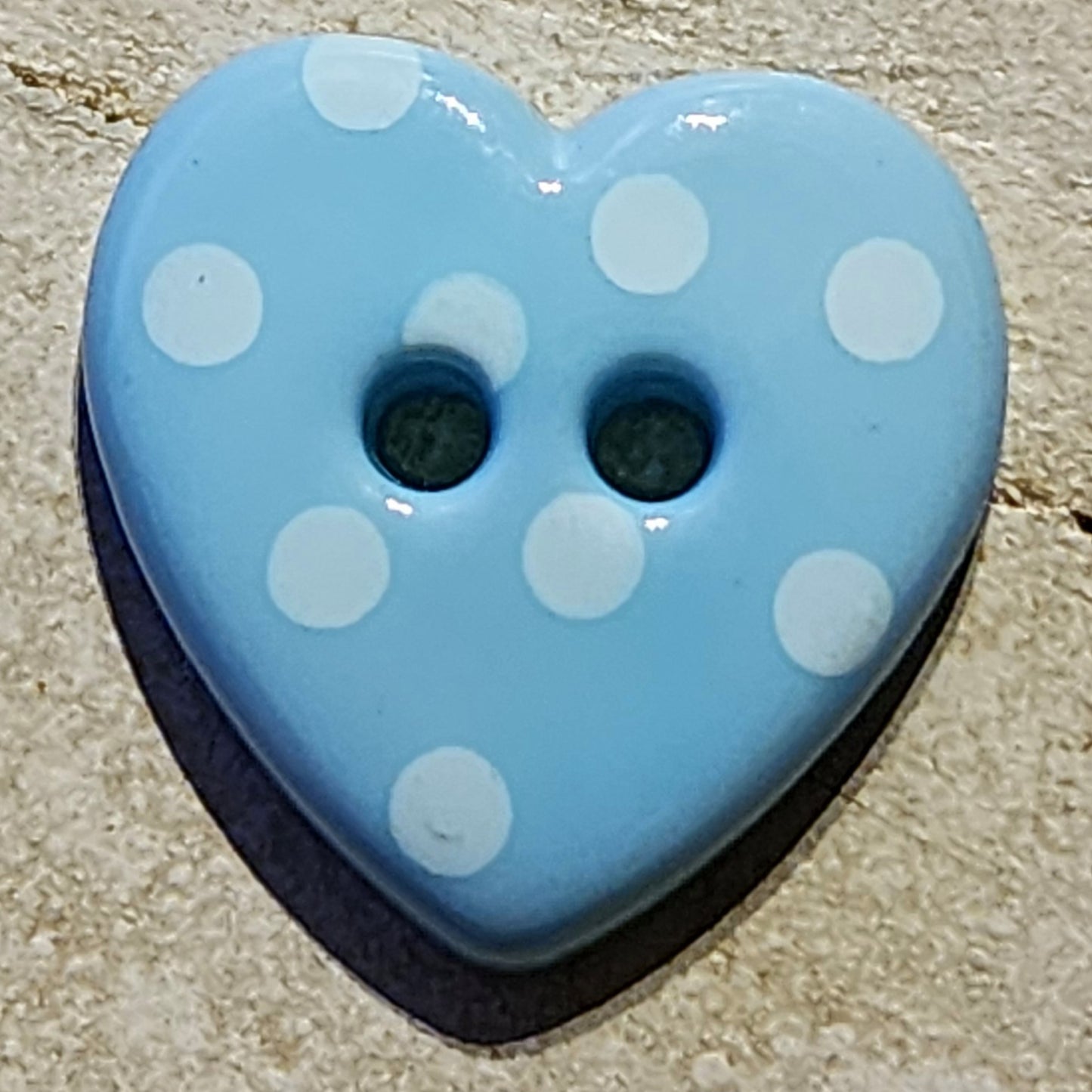 Spotty heart button blue 15mm