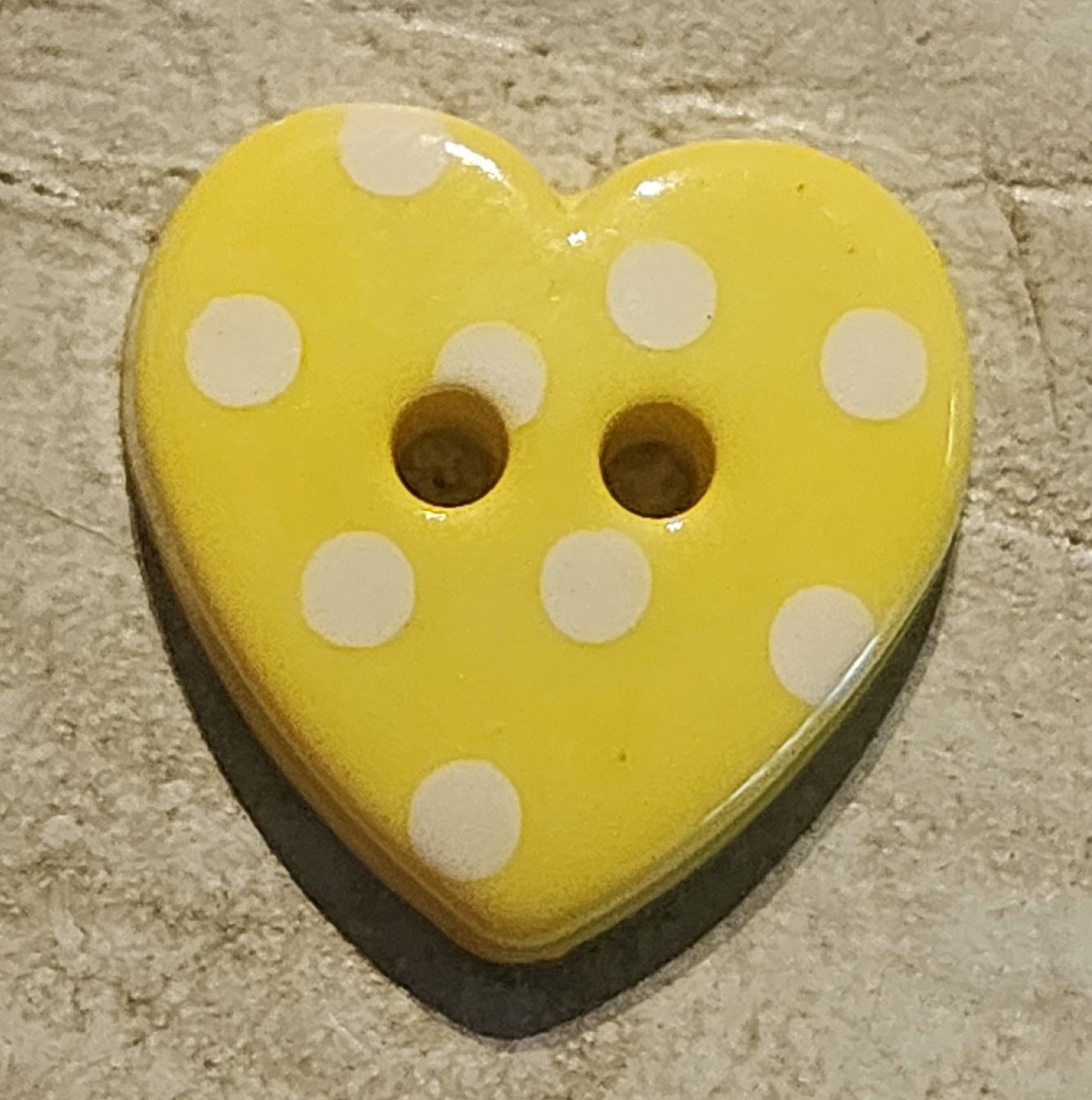 Spotty heart button yellow 15mm