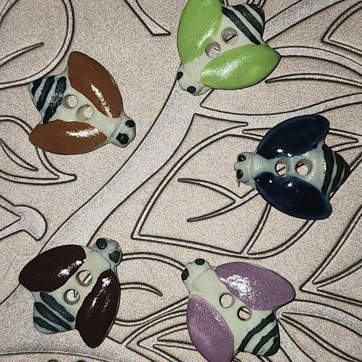 Ceramic Bee button 20mm long