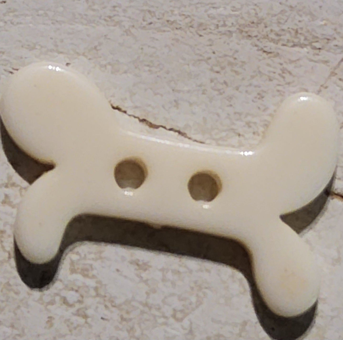 Plastic dog bone button 20mm long
