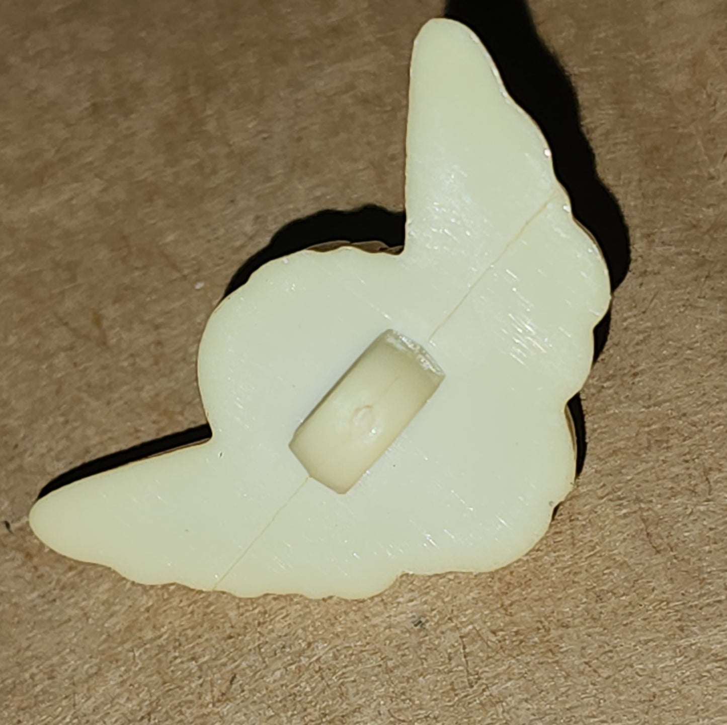 Angel button in cream/off-white 30mm long