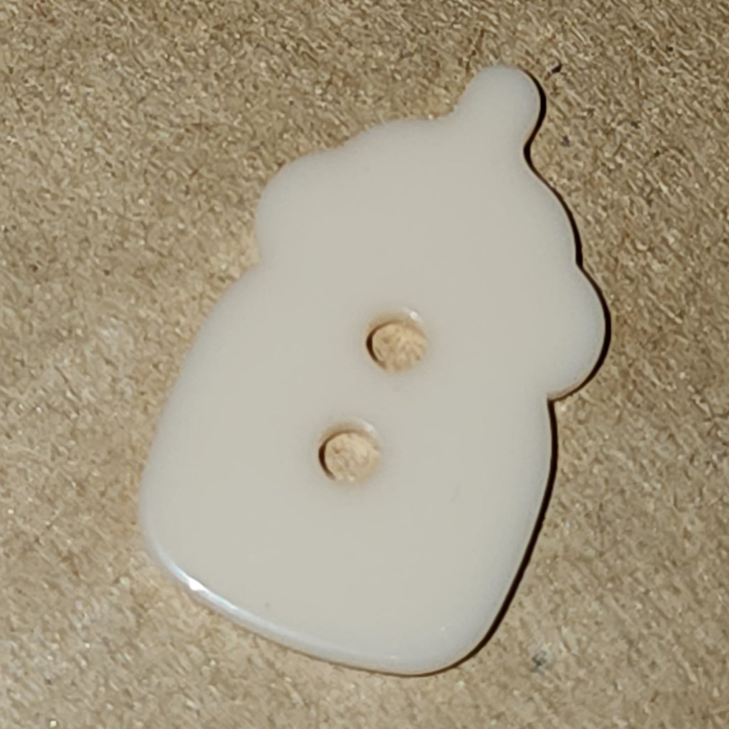 Baby bottle button in light pink 20mm high