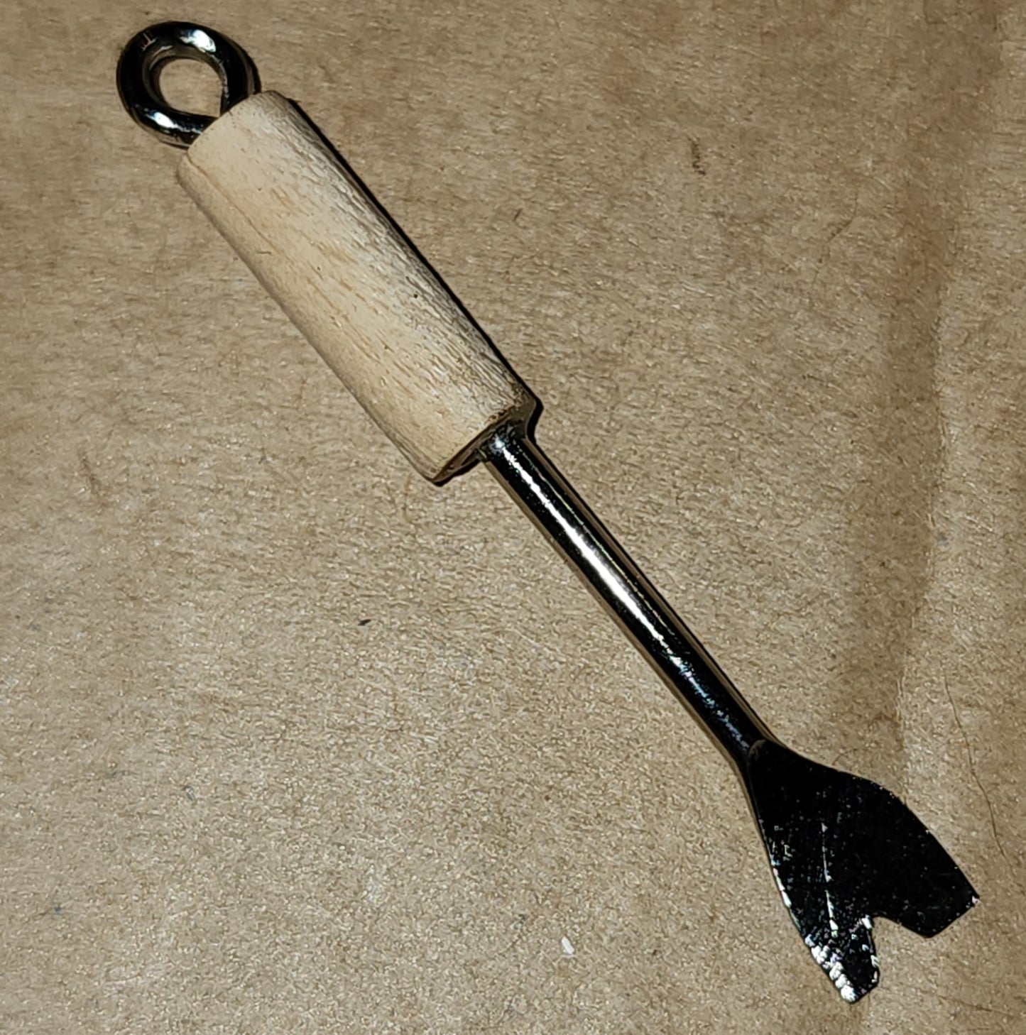 Wooden/metal hoe charm 40mm