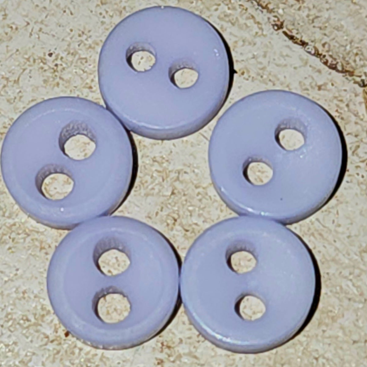 Tiny round button pale lavender 4-5mm