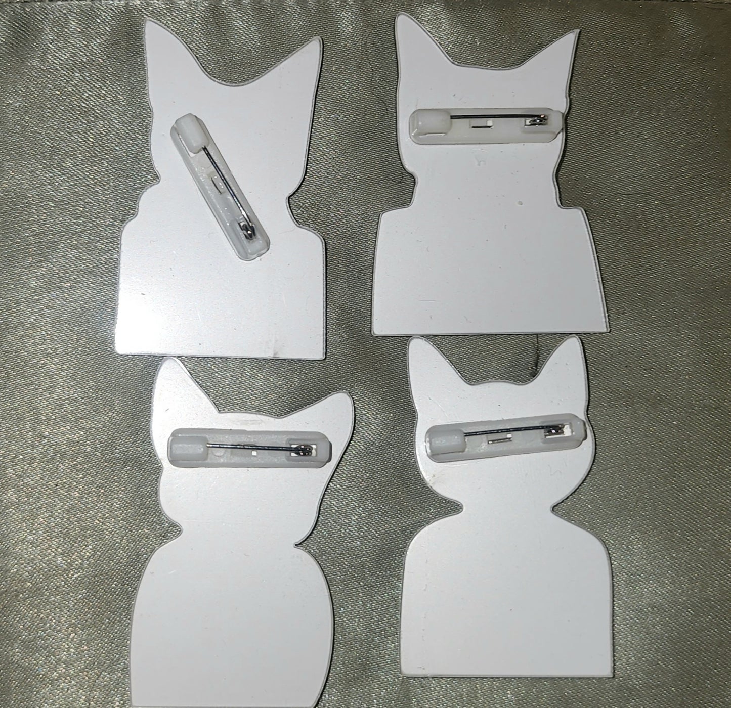 Resin cat head brooches 4.5cm high