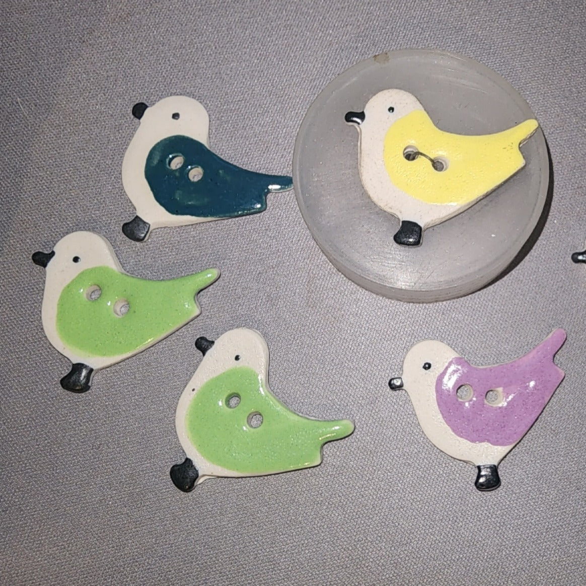 Clay handpainted bird button (3.5cm wide) Multiple colours 1304111