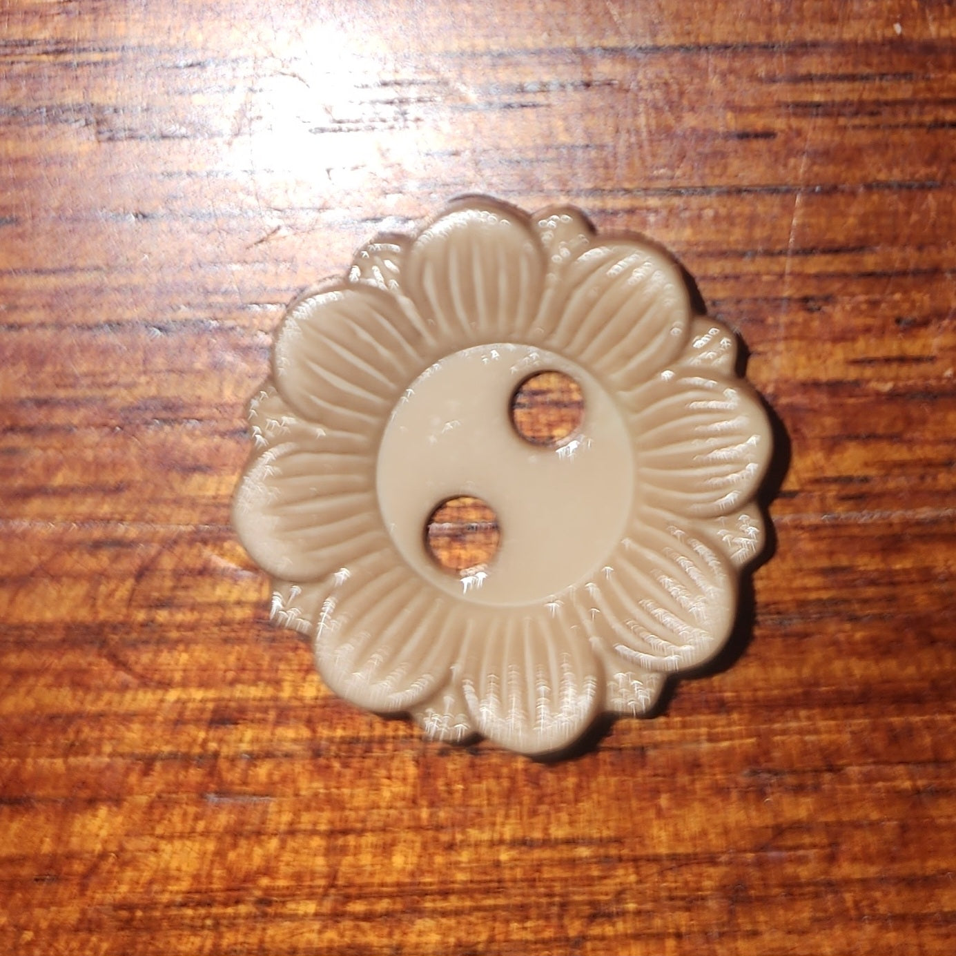 Beige daisy button 1.7cm