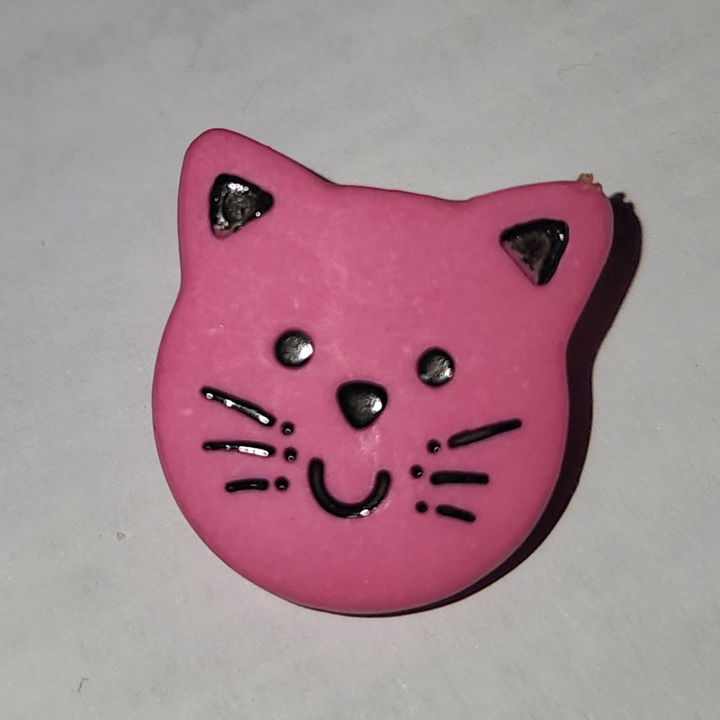 Cat face button lolly pink 1.7cm high