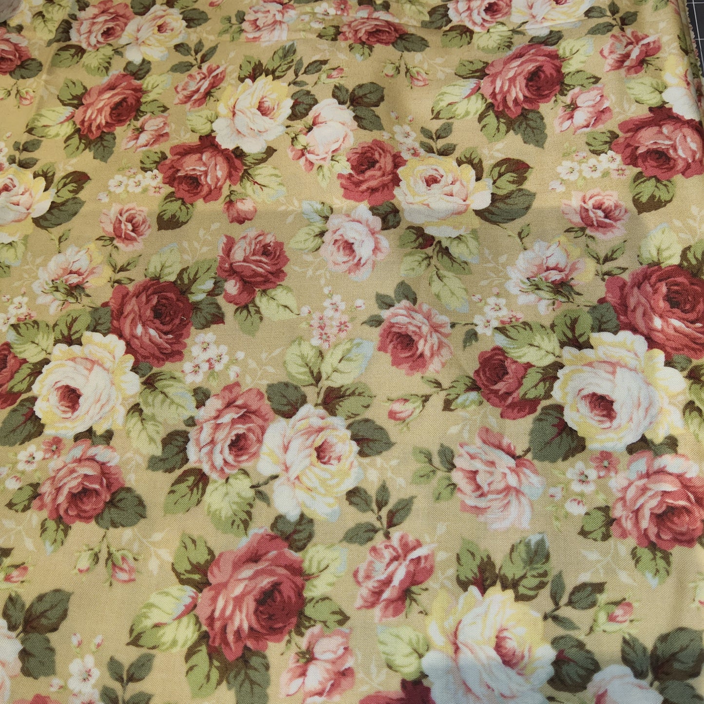 Mary Rose Collection - MR1110R-12D Roses on Beige QUILT GATE