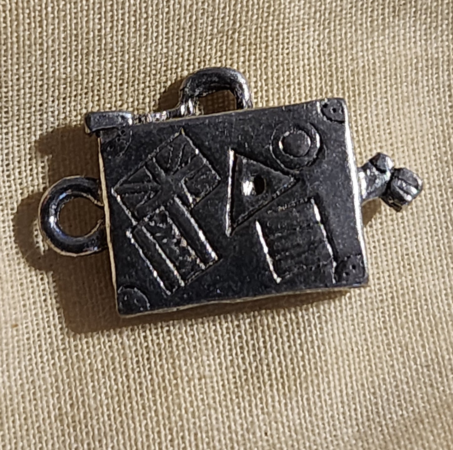 Metal suitcase charm (luggage)