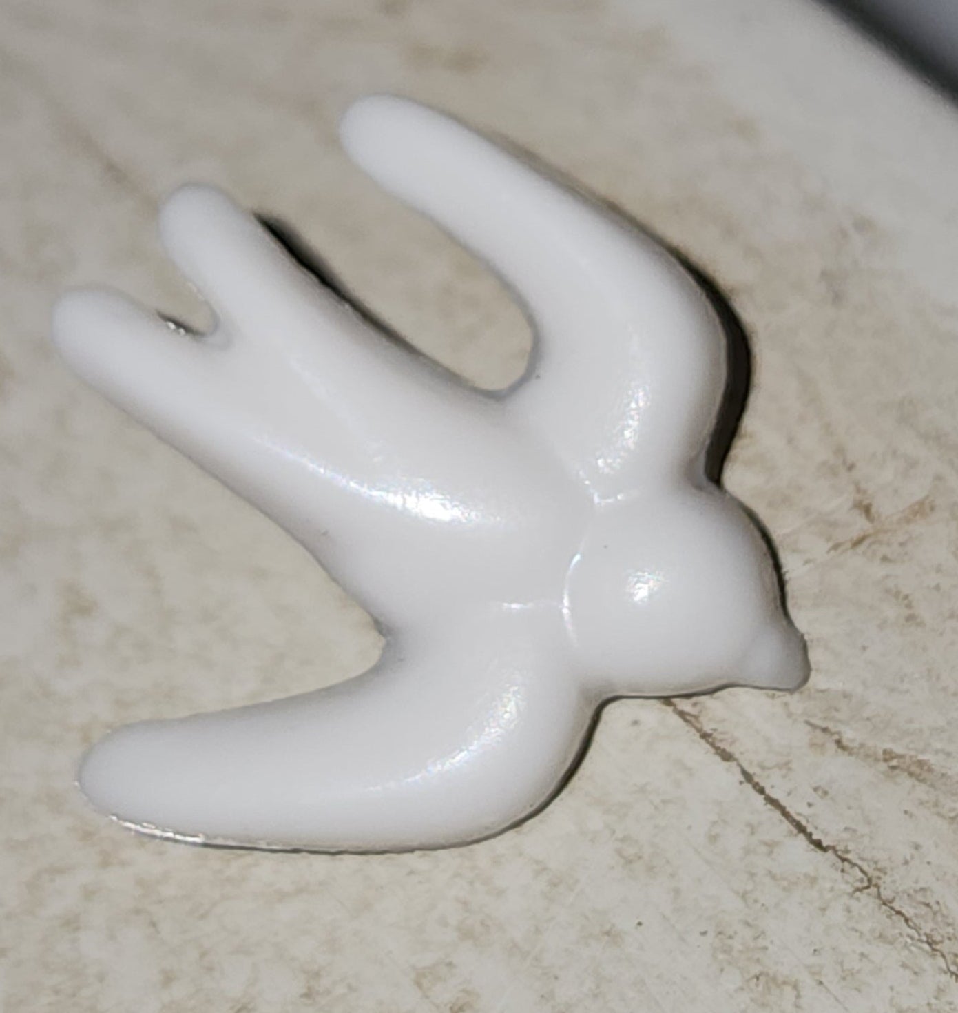 White swallow button 18mm