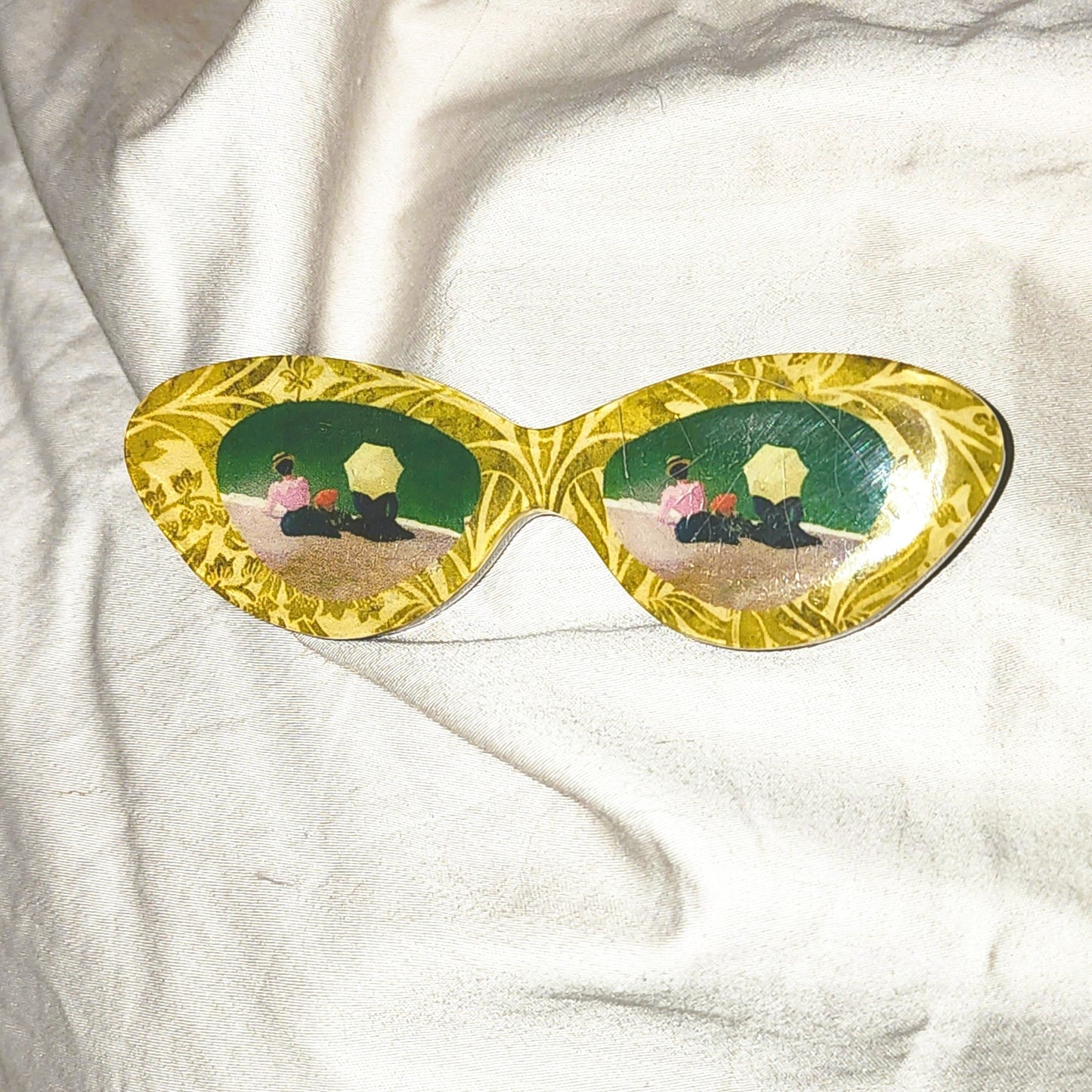 Resin Retro Sunglasses brooch 3.5" - beach scene