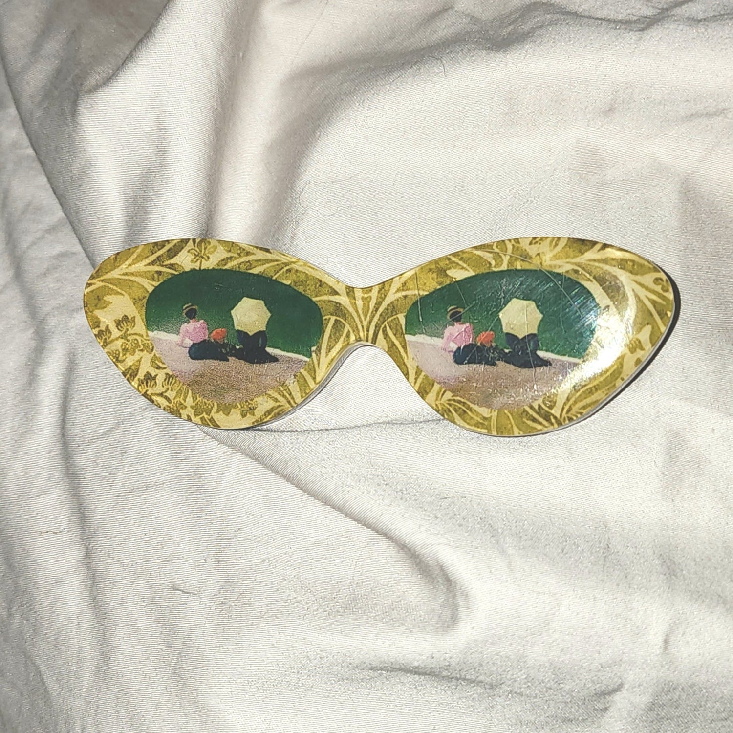 BROOCHES