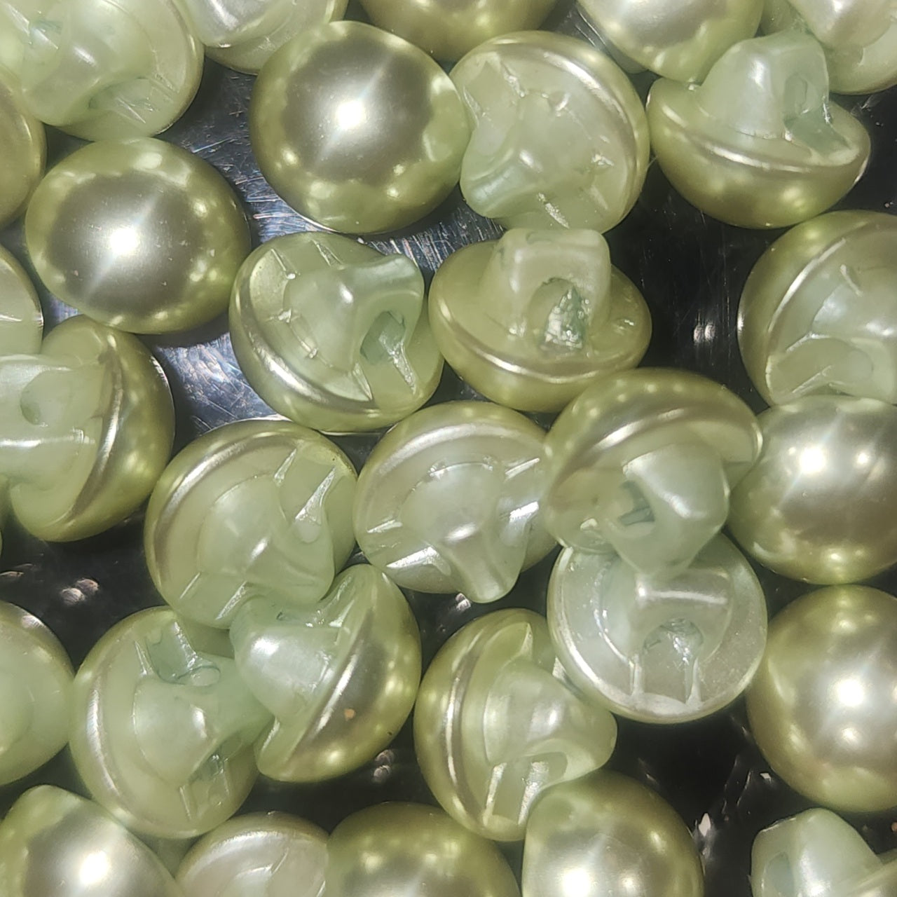 Dome button soft mint pearl green 10mm (shank)