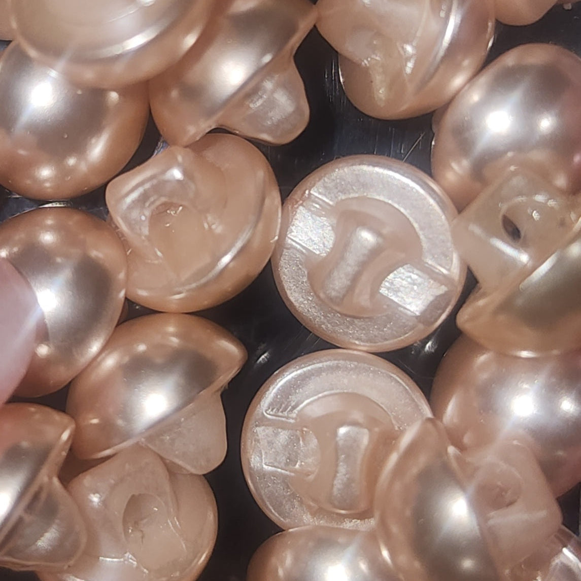 Dome button light pearl peach 10mm (shank)