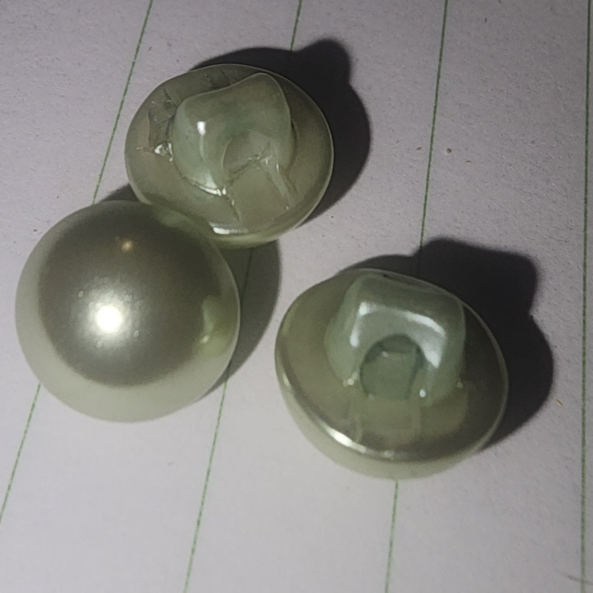 Dome button soft mint pearl green 10mm (shank)