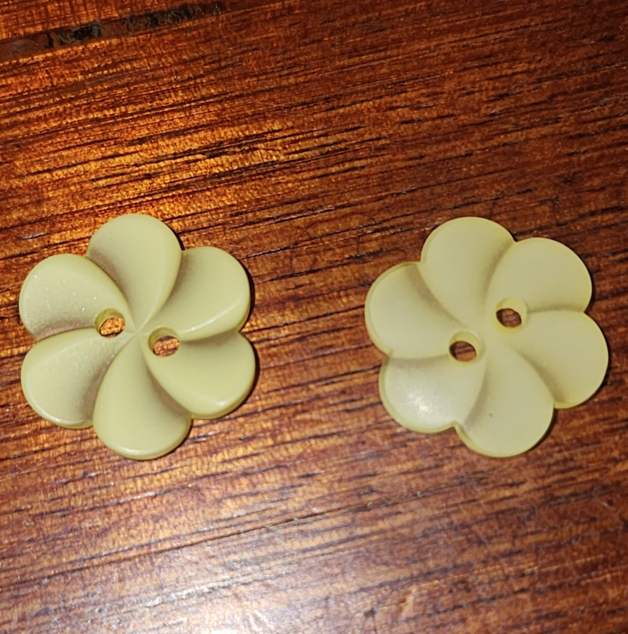 Yellow frosted flower button 1.9cm