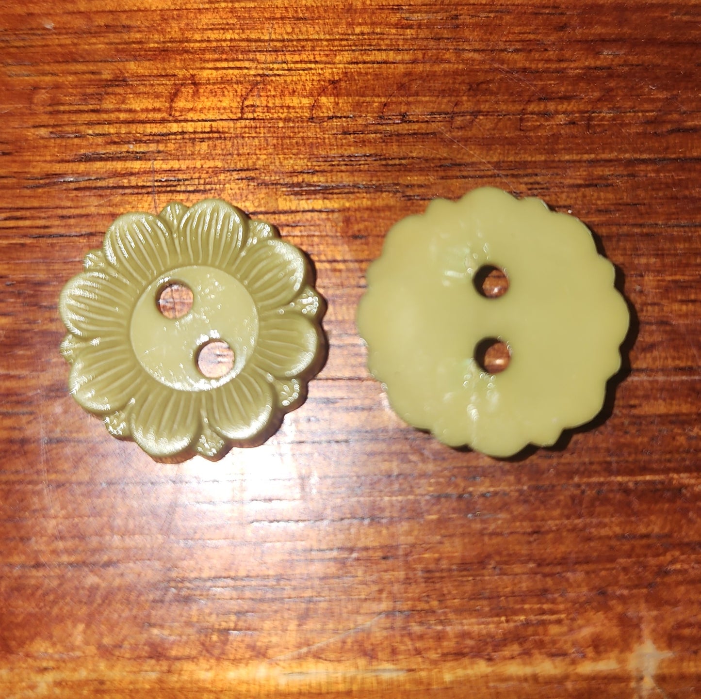 Olive green daisy button 1.7cm