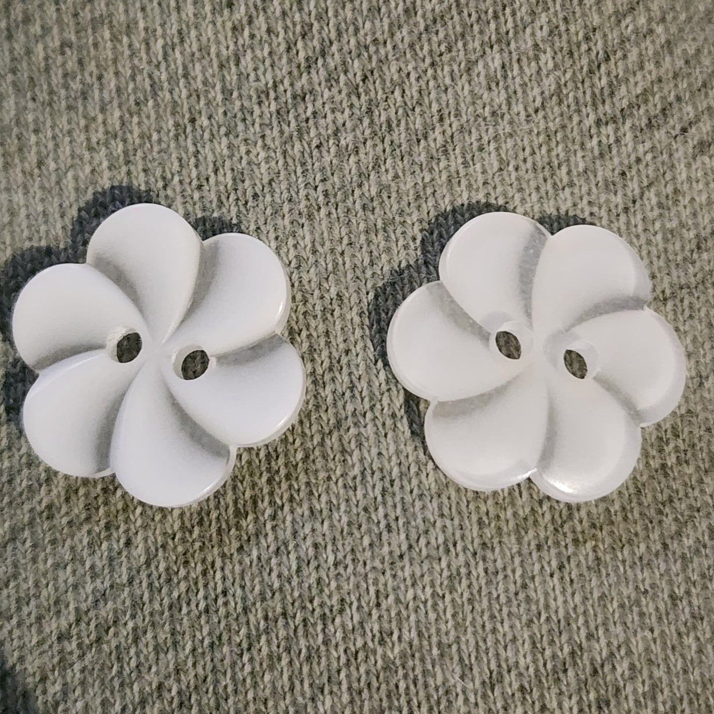 Small white frosted flower button 19mm