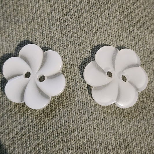 Small white frosted flower button 19mm