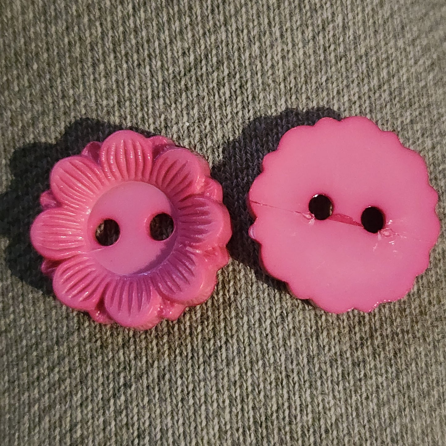 Hot pink daisy button 1.7cm