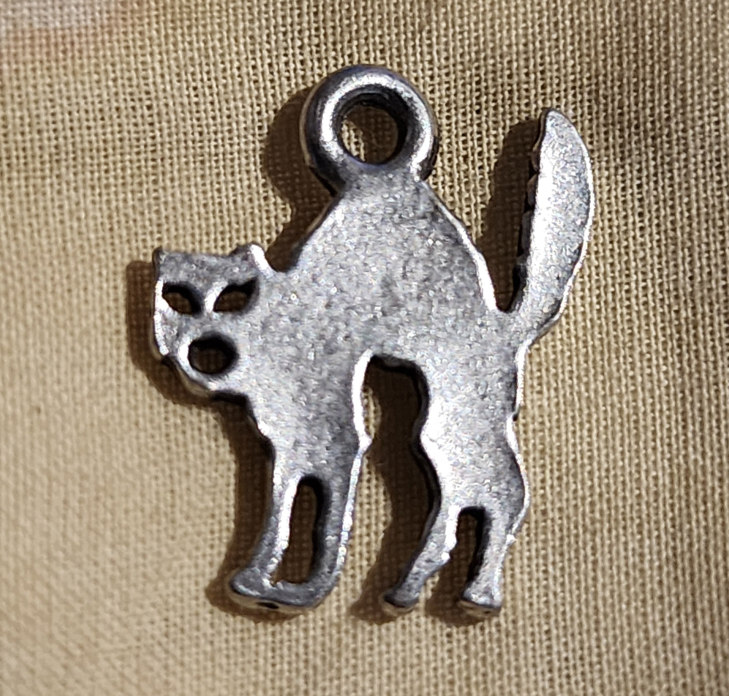 Metal scared Halloween cat charm