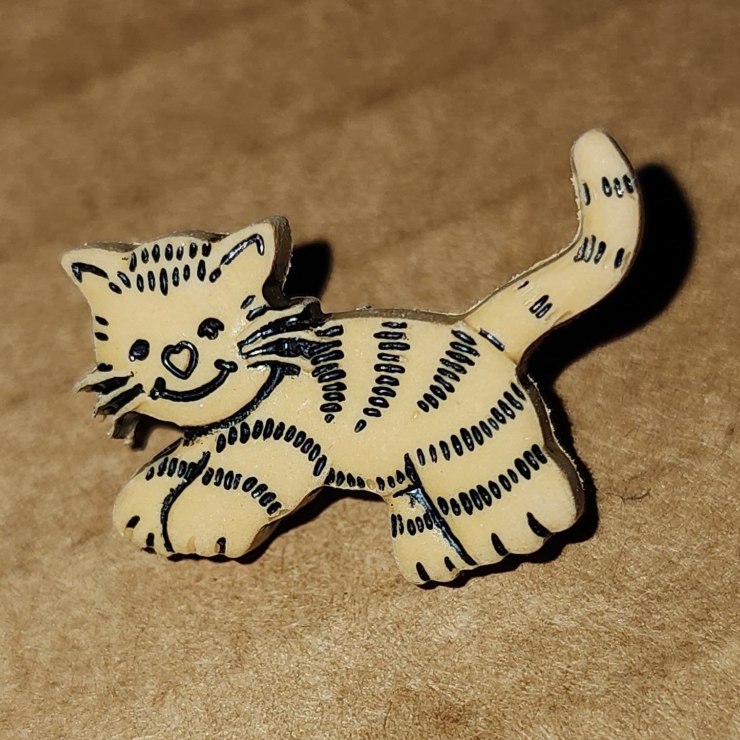 Running cat button 2cm long