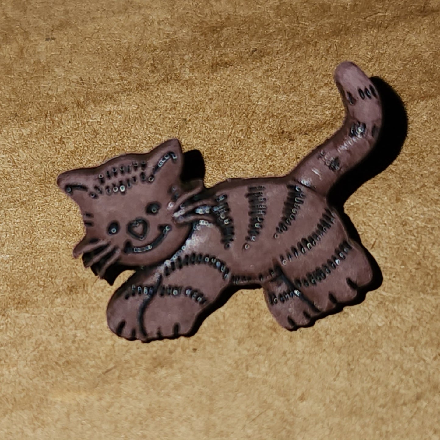 Running cat button Brown 2cm long