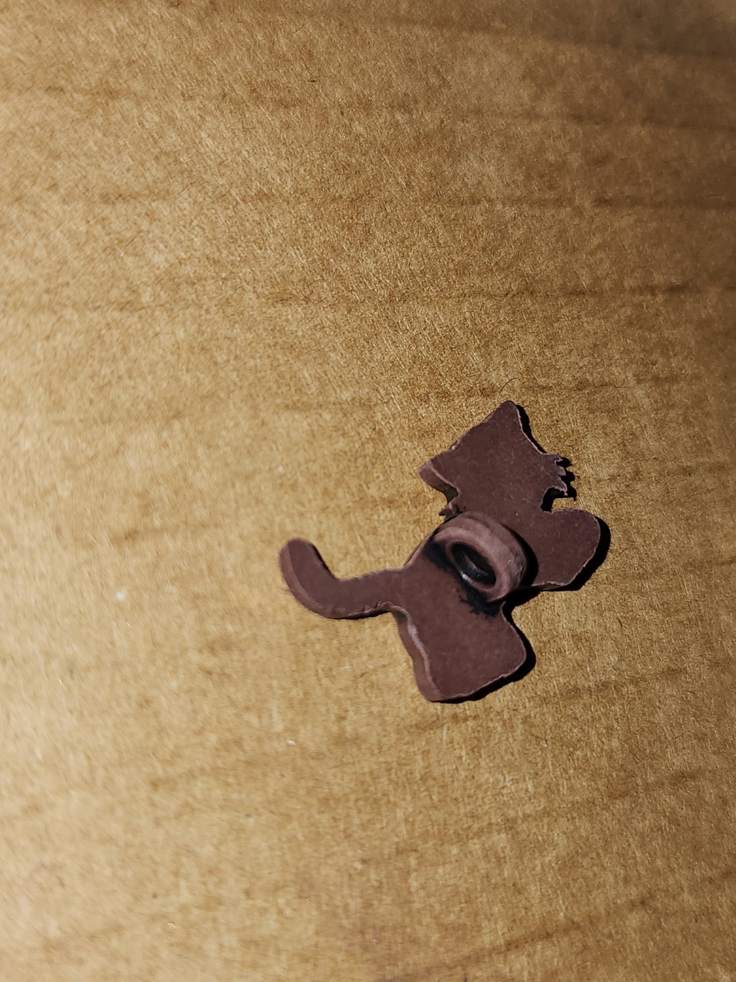 Running cat button Brown 2cm long