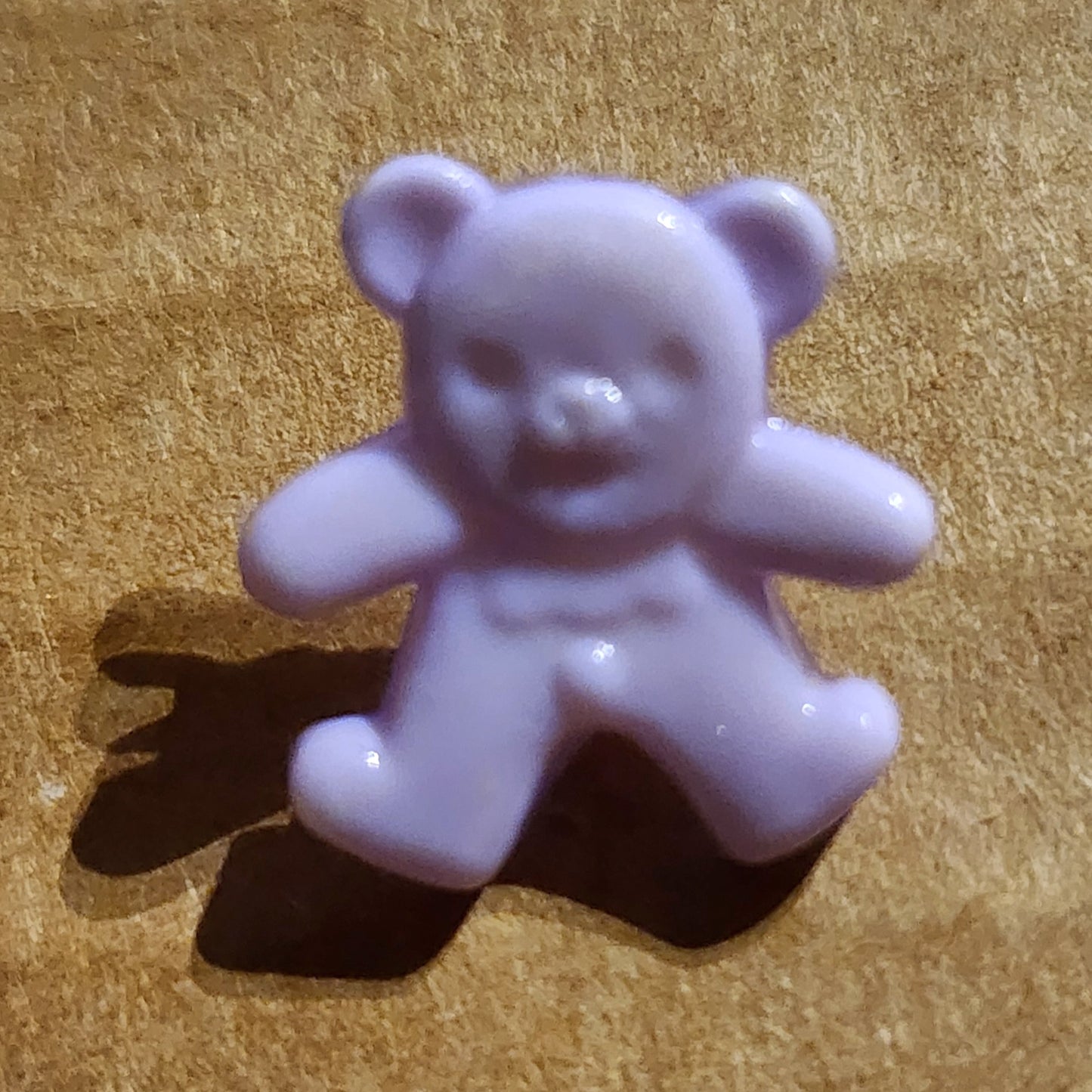 Little happy bear button 1.5cm high (7 colours)