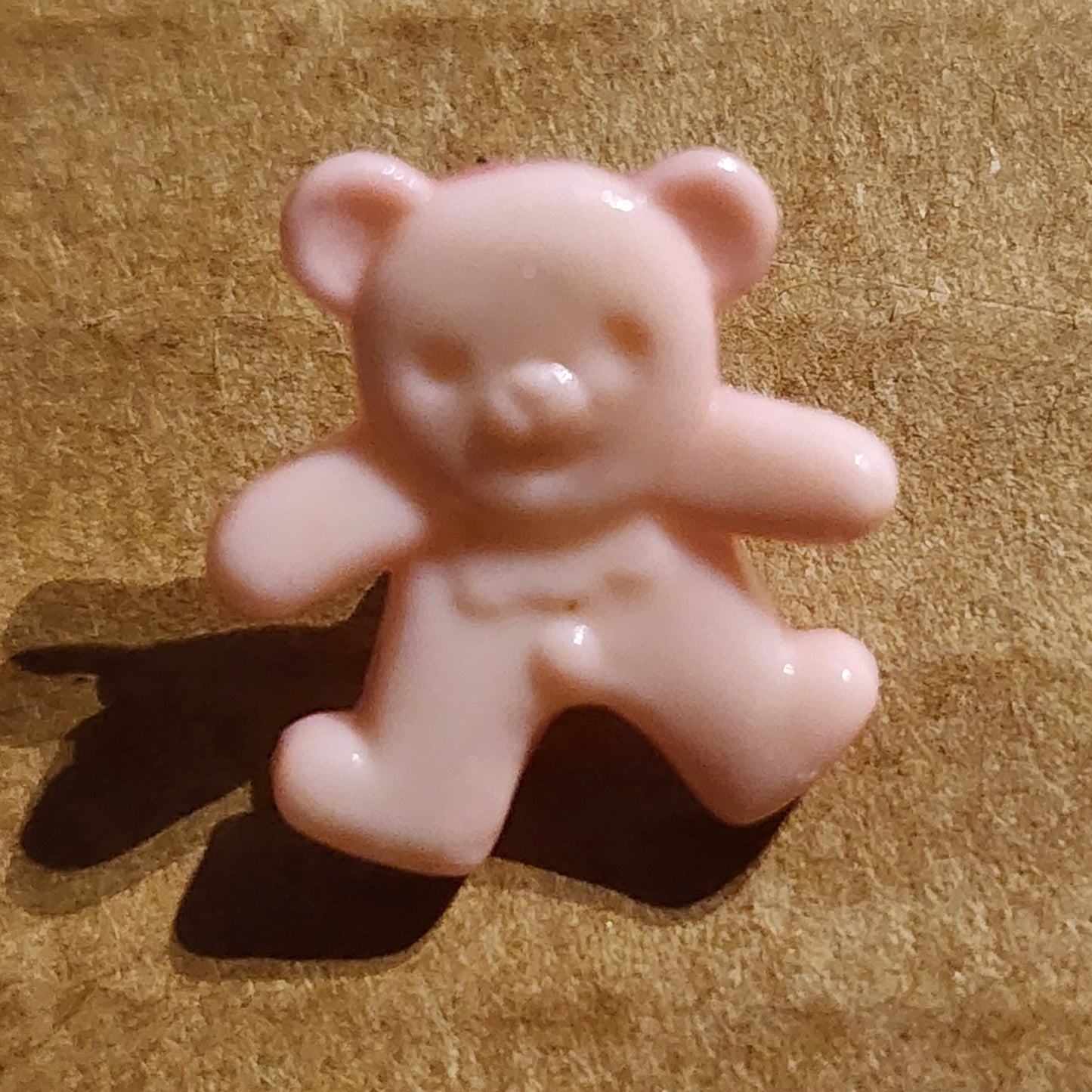 Little happy bear button 1.5cm high (7 colours)