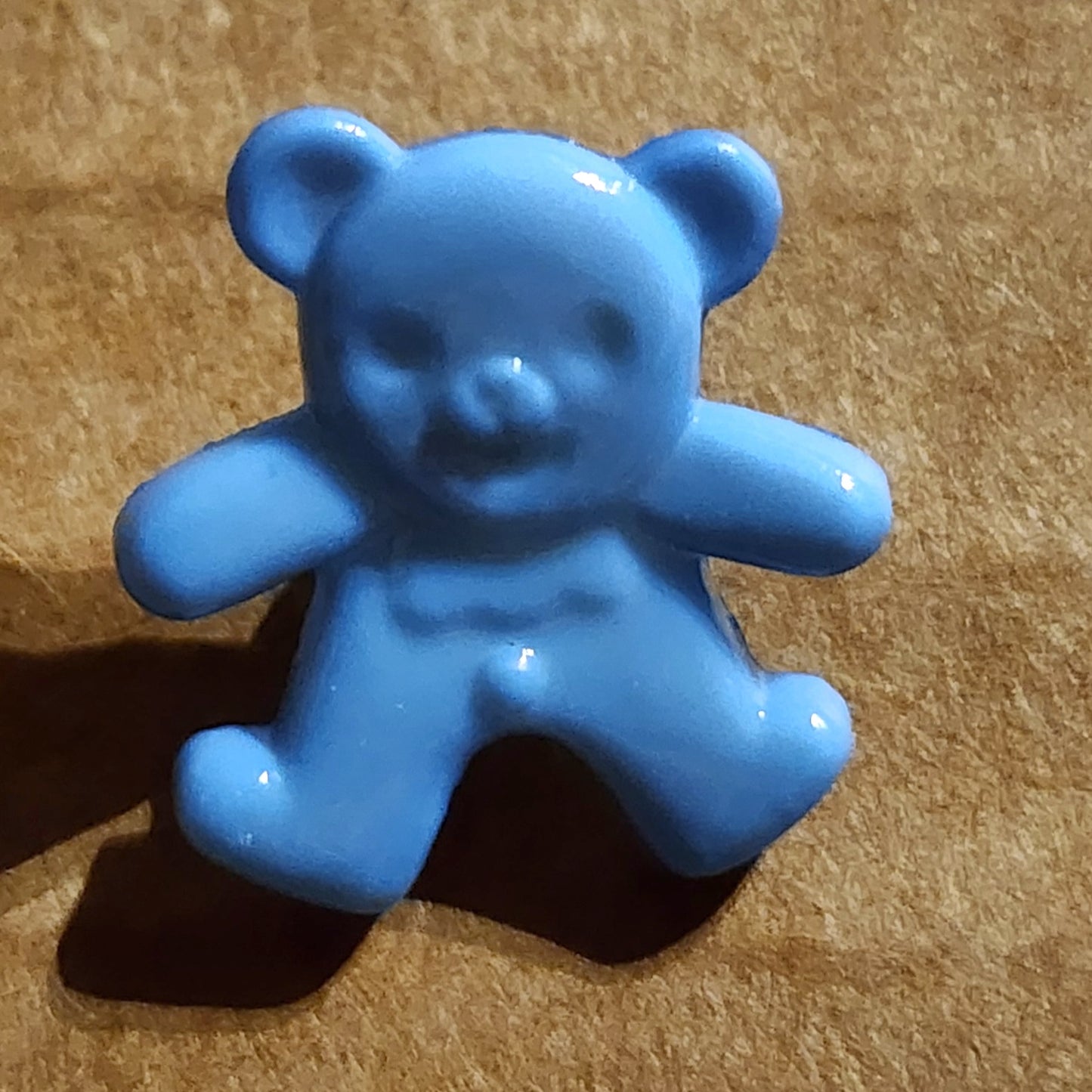 Little happy bear button 1.5cm high (7 colours)