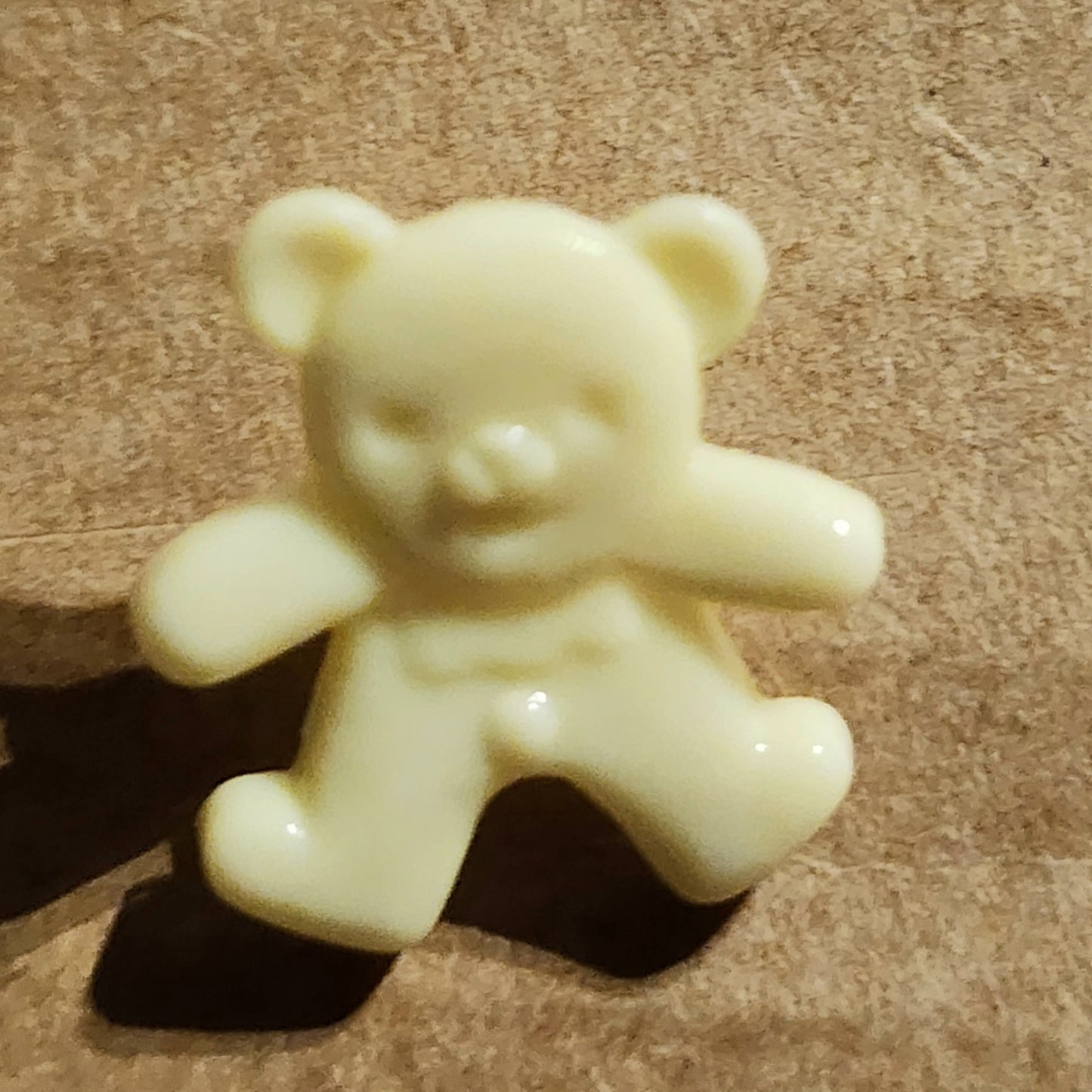 Little happy bear button 1.5cm high (7 colours)