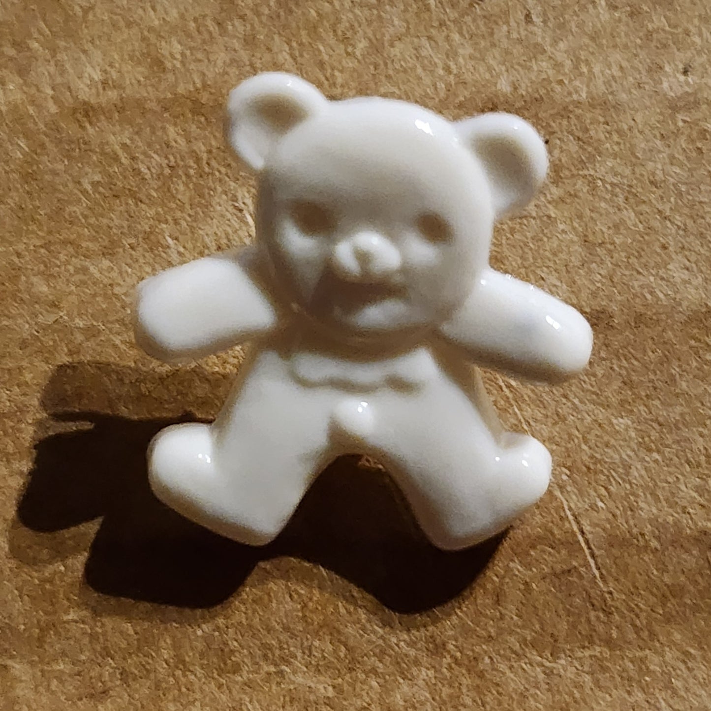 Little happy bear button 1.5cm high (7 colours)