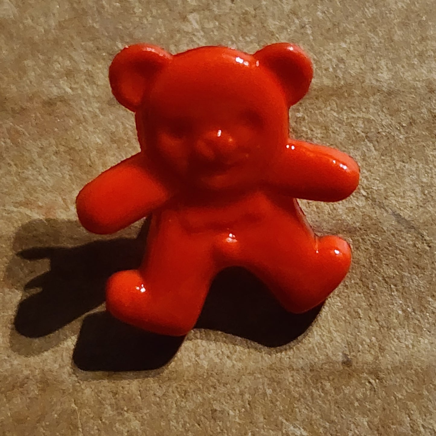 Little happy bear button 1.5cm high (7 colours)