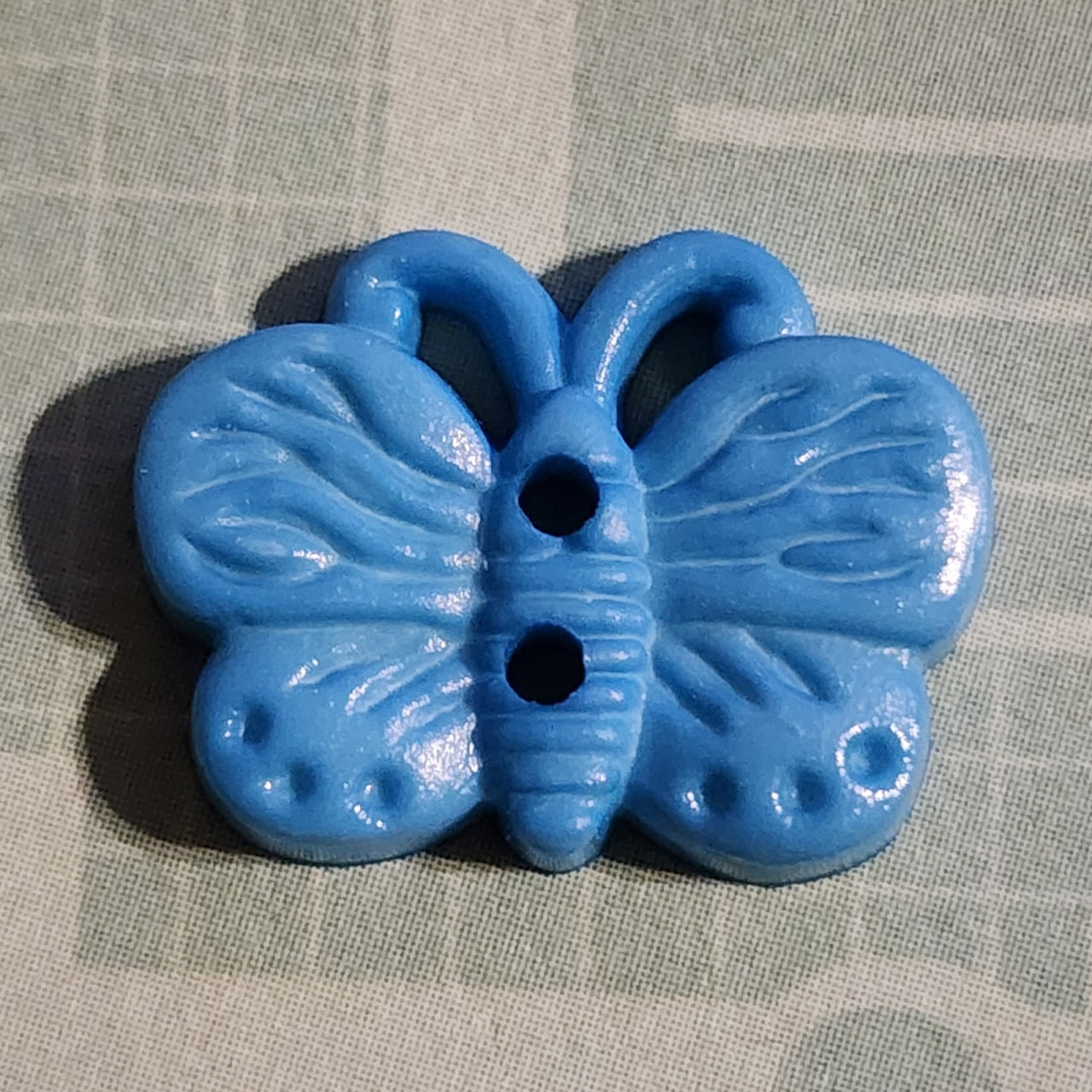 Butterfly button turquoise blue 1.8cm wide