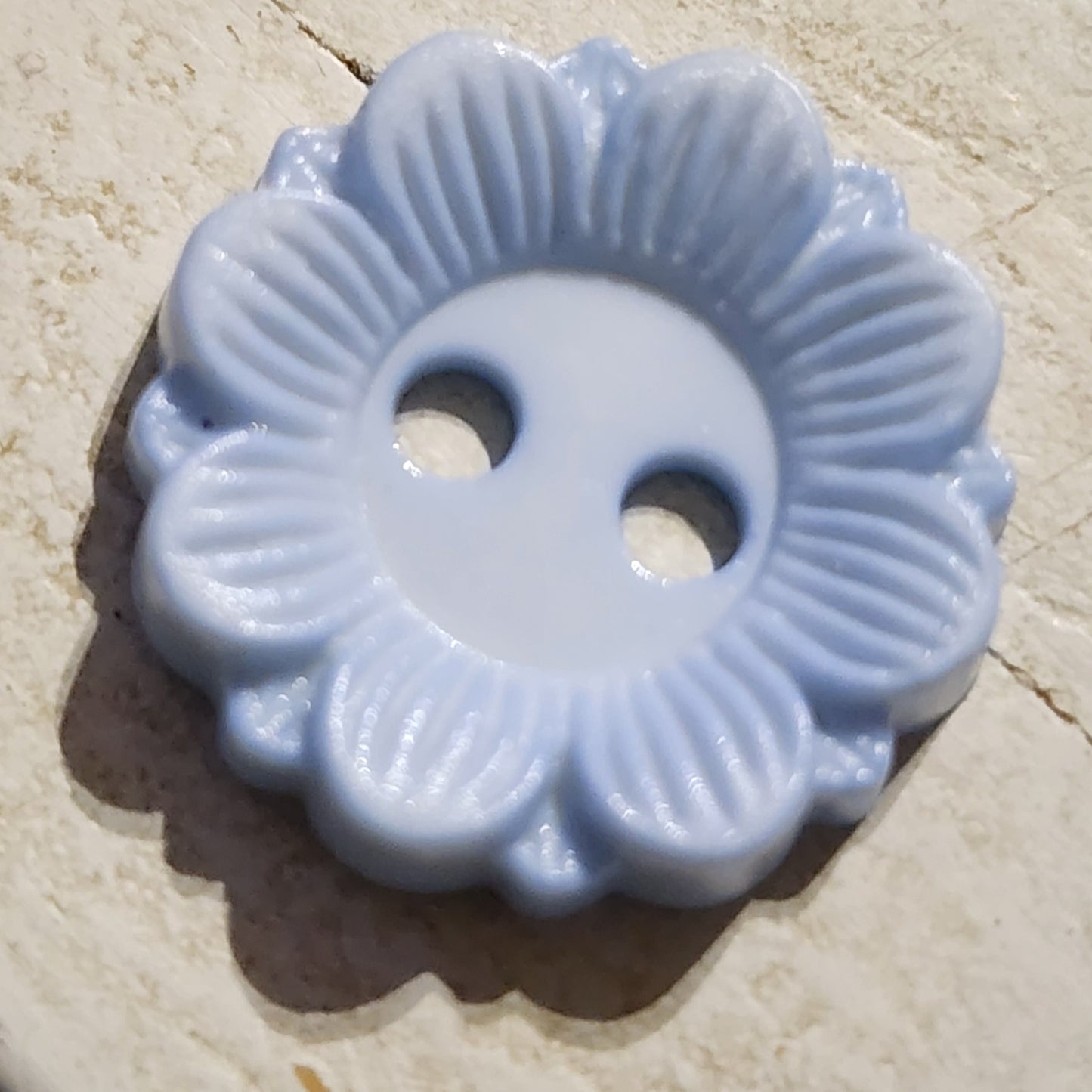 Light blue daisy button 1.7cm