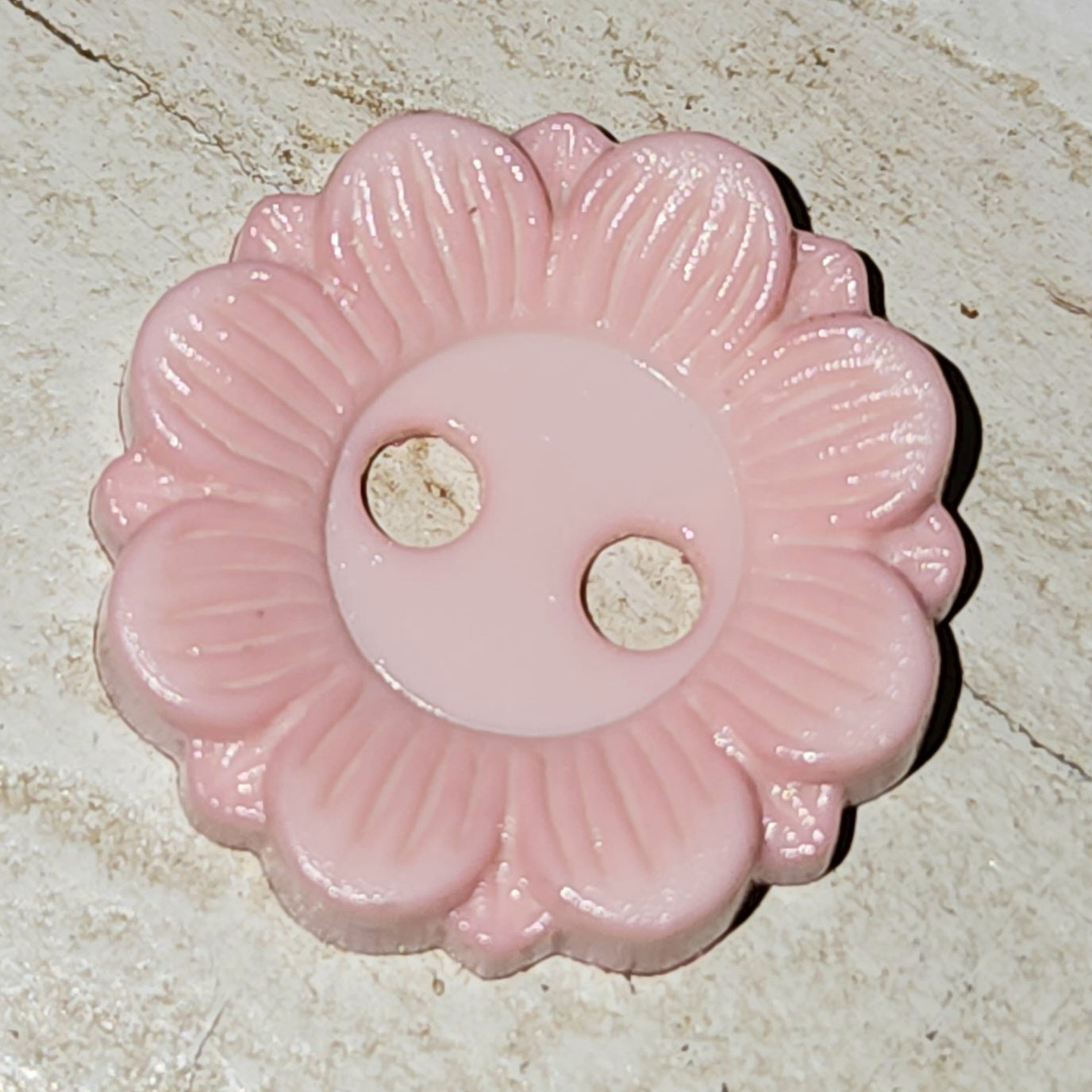 Light pink daisy button 1.7cm