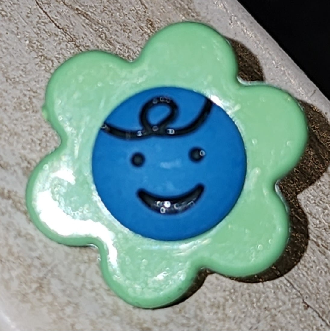Green smiley flower button 2cm