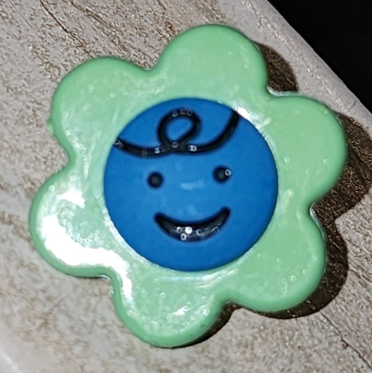 Green smiley flower button 2cm