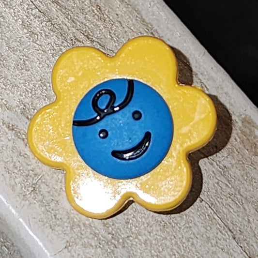 Yellow smiley flower button 2cm