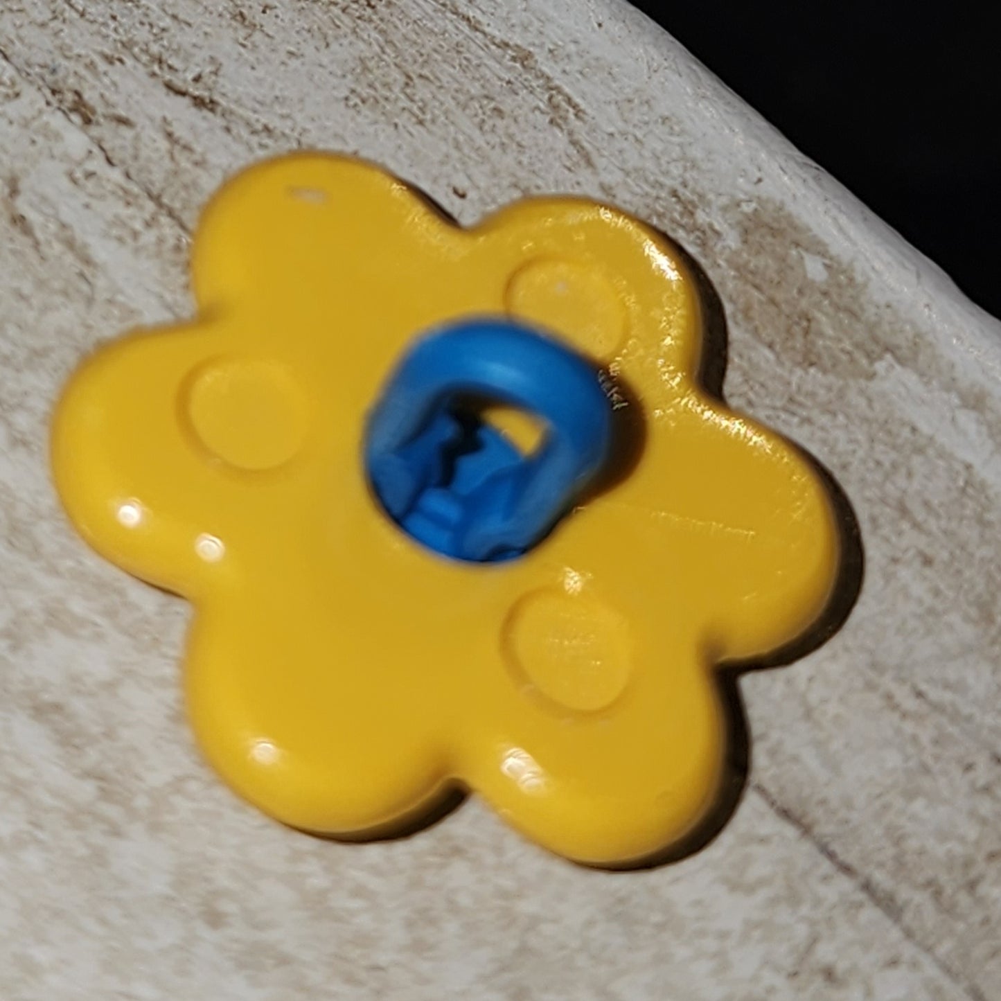 Yellow smiley flower button 2cm
